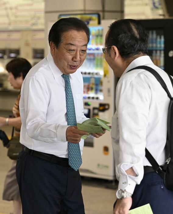 千葉県のJR津田沼駅前でビラを配る立憲民主党の野田元首相＝29日午前