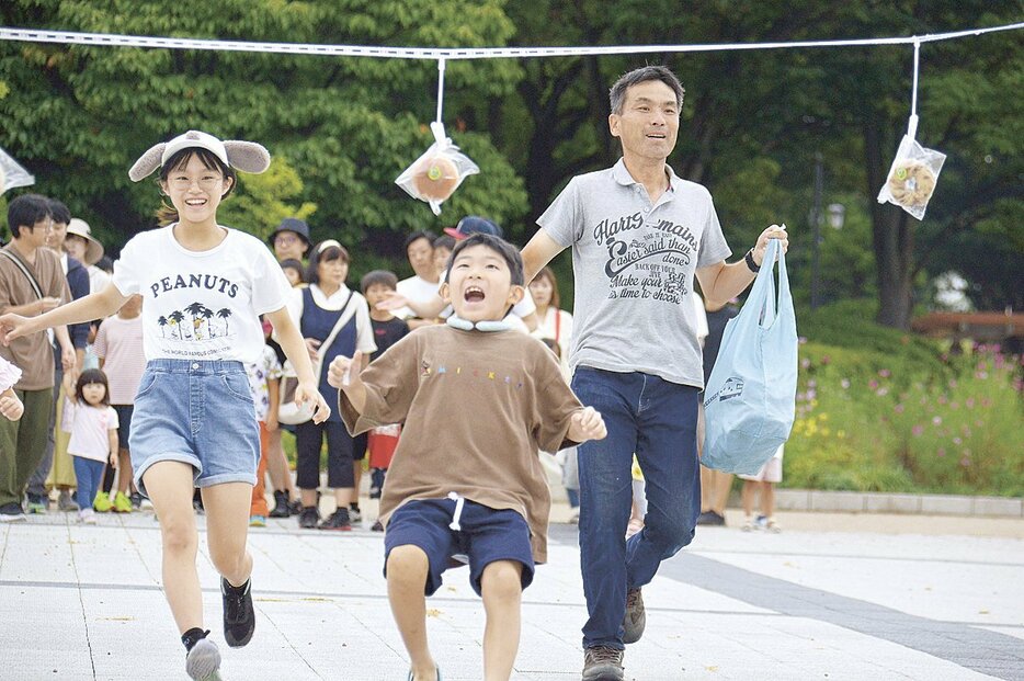 朝から多数の参加があったパン食い競走。子供が大喜びだった