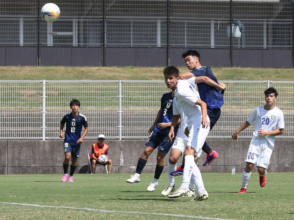 前半3分、U-17日本代表FW中積爲(G大阪ユース、2年)が先制ヘッド(Taro YOSHIDA)