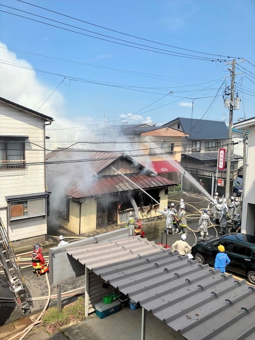 消火活動に当たる消防団員ら＝６日午前１０時ごろ