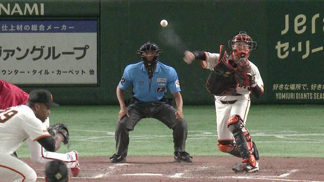 盗塁を阻止する巨人・岸田行倫選手(画像：日テレジータス)