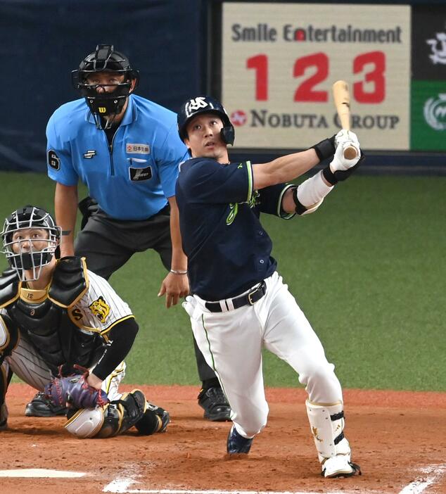 　９回、勝ち越し二塁打を放つ山田（撮影・飯室逸平）