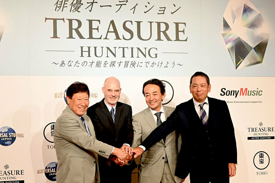 『TREASURE HUNTING』の発表会見に登壇した（左から）「トライストーン・エンタテイメント」の山本又一朗代表取締役会長、「ユー・エス・ジェイ」のJ.L. ボニエCEO、「東宝」の市川南取締役専務執行役員、「ソニー・ミュージックエンタテインメント」村松俊亮CEO（8月23日・大阪市内）