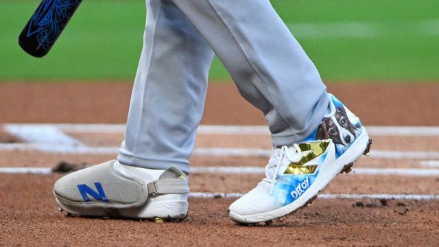 愛犬・デコピンの顔がプリントされた大谷翔平選手のスパイク(写真：USA TODAY Sports/ロイター/アフロ)