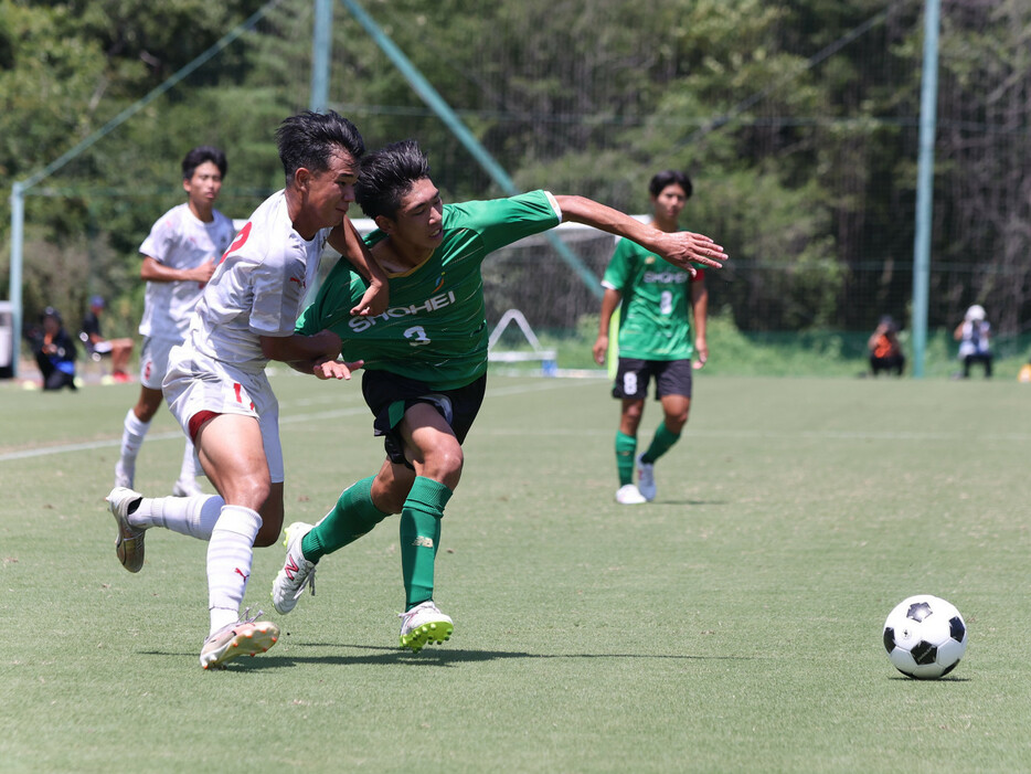 昌平高左SB上原悠都(3年=FC LAVIDA出身)が守備力発揮。神村学園の俊足FW徳村楓大を止めるシーンも(Manabu TAKAHASHI)