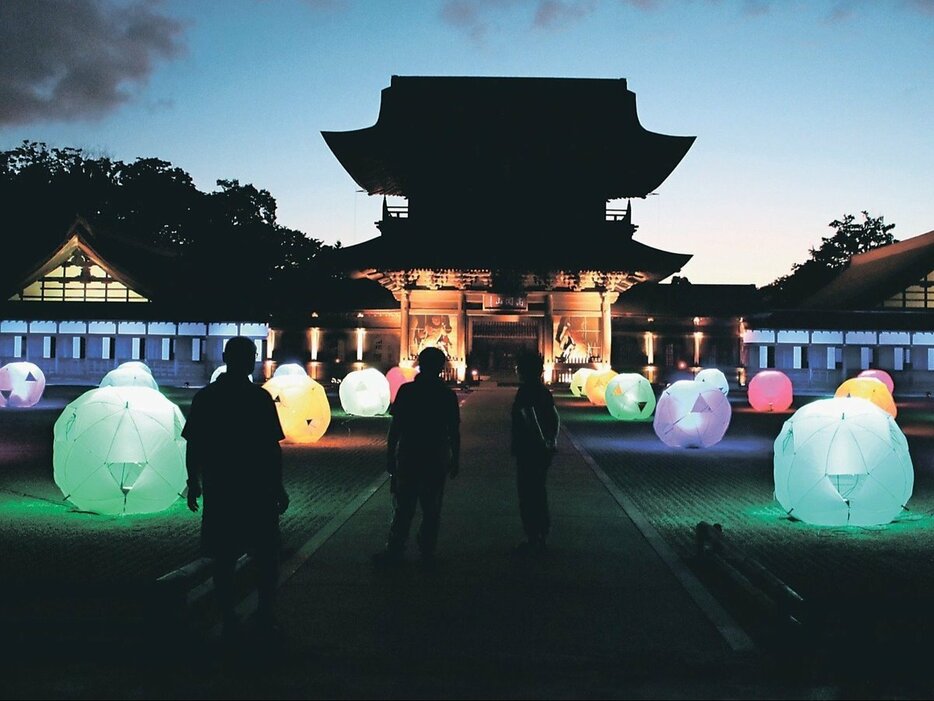 山門や傘玉を照らした試験点灯＝瑞龍寺