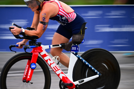 ワールドトライアスロンパラカップのパリ大会、女子（運動機能障害PTS2）のバイクに臨む米国のメリッサ・ストックウェル（2023年8月19日撮影）。