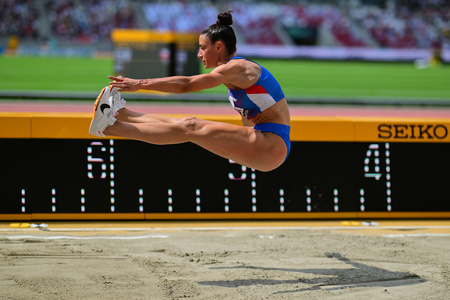 第19回世界陸上ブダペスト大会、女子走り幅跳び予選。跳躍に臨むセルビアのイバナ・ブレタ（2023年8月19日撮影）。