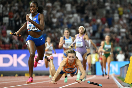 第19回世界陸上ブダペスト大会、混合4×400メートルリレー決勝。転倒したオランダのフェムケ・ボル（右下）を追い抜く米国のアレクシス・ホームズ（2023年8月19日撮影）。