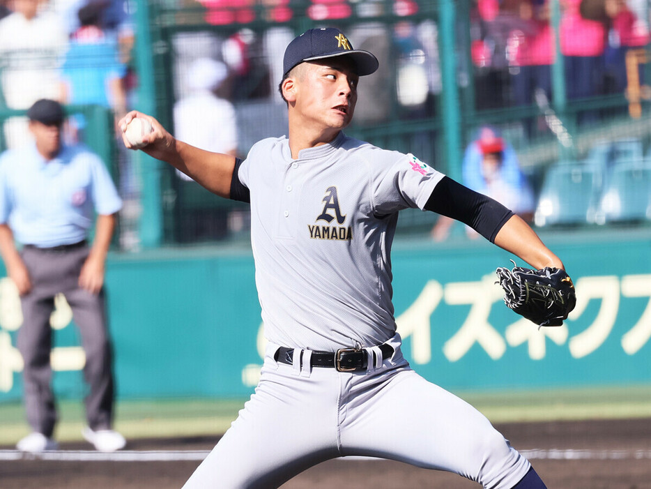 初戦の長野日大戦で好投した青森山田のエース・関浩一郎　photo by Ohtomo Yoshiyuki