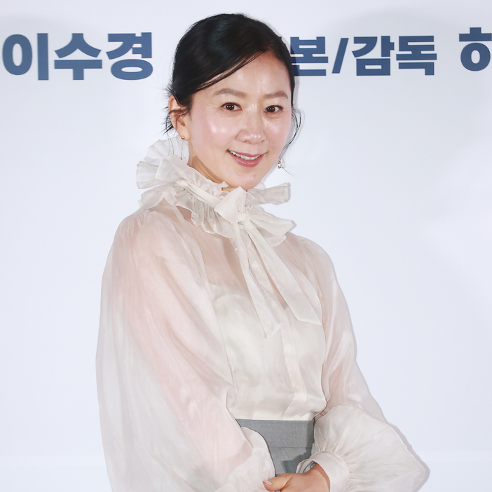 アラ還でツヤツヤの美肌！57歳の韓国女優キム・ヒエの洗練された美しさ