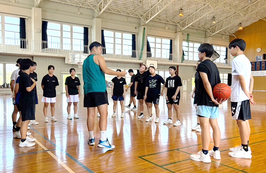 バスケットボールクリニックで松田鋼季さんの指導を受ける高校生ら＝10日、鹿児島県知名町（提供写真）