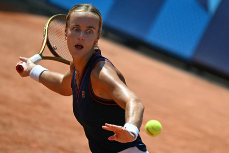 パリ五輪、テニス女子シングルス準々決勝。リターンを狙うスロバキアのアンナ・カロリーナ・シュミドローバ（2024年7月31日撮影）。