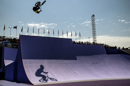 パリ五輪、自転車BMX男子フリースタイル・パーク決勝。演技に臨むオーストラリアのローガン・マーティン（2024年7月31日撮影）。