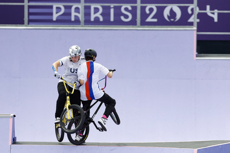 パリ五輪、自転車BMX女子フリースタイル・パーク決勝。ウオームアップ中に衝突するチェコのイベタ・ミクリツォバ（右）と米国のハナ・ロバーツ（2024年7月31日撮影）。