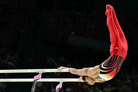 パリ五輪、体操男子個人総合決勝。平行棒の演技に臨む岡慎之助（2024年7月31日撮影）。