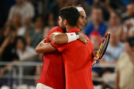 パリ五輪、テニス男子ダブルス準々決勝。試合後にハグを交わすスペインのラファエル・ナダル（左）/カルロス・アルカラス組（2024年7月31日撮影）。