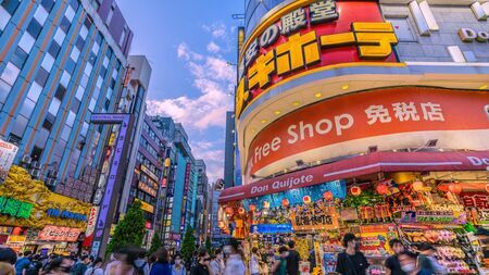 ドン・キホーテはDQN的な場所から、国民的小売店の立場に昇華した。それは一つのジャパニーズ・ドリームといってもいい（写真：Ryuji／PIXTA）