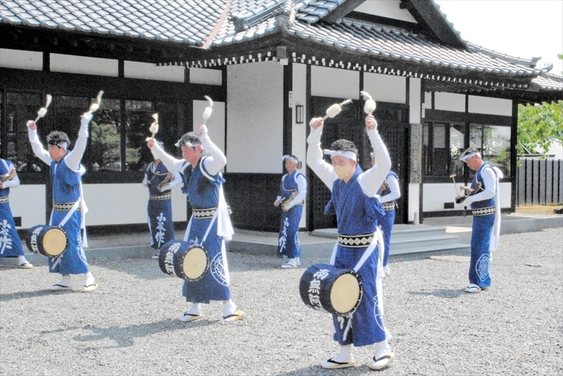 じゃんがら念仏踊りを披露する小谷作青年会