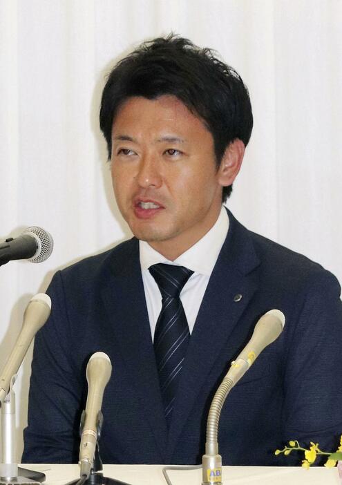 安全協定締結後、記者会見する青森県の宮下宗一郎知事＝9日午後、青森市