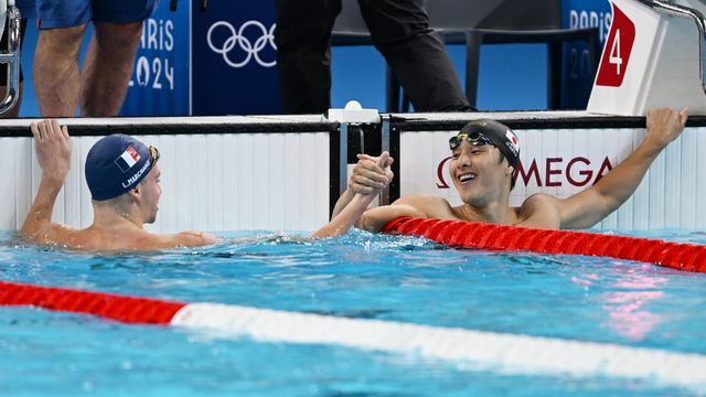 金メダル4冠のレオン・マルシャン選手と握手を交わす競泳の瀬戸大也選手(写真：松尾/アフロスポーツ)