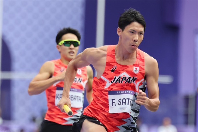 パリ五輪男子4×400mR予選で3走を務めた佐藤風雅。後方は川端魁斗