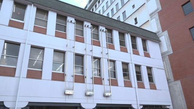 懸垂幕が撤去された倉敷市役所