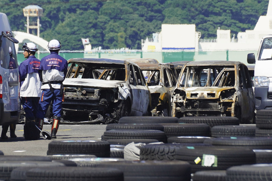 北九州市門司区の火災現場で焼け焦げた輸出用車両＝26日午前