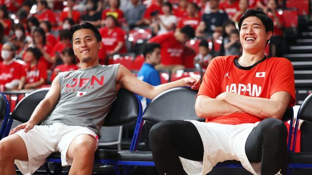 富樫勇樹選手と渡邊雄太選手(写真：森田直樹/アフロスポーツ)