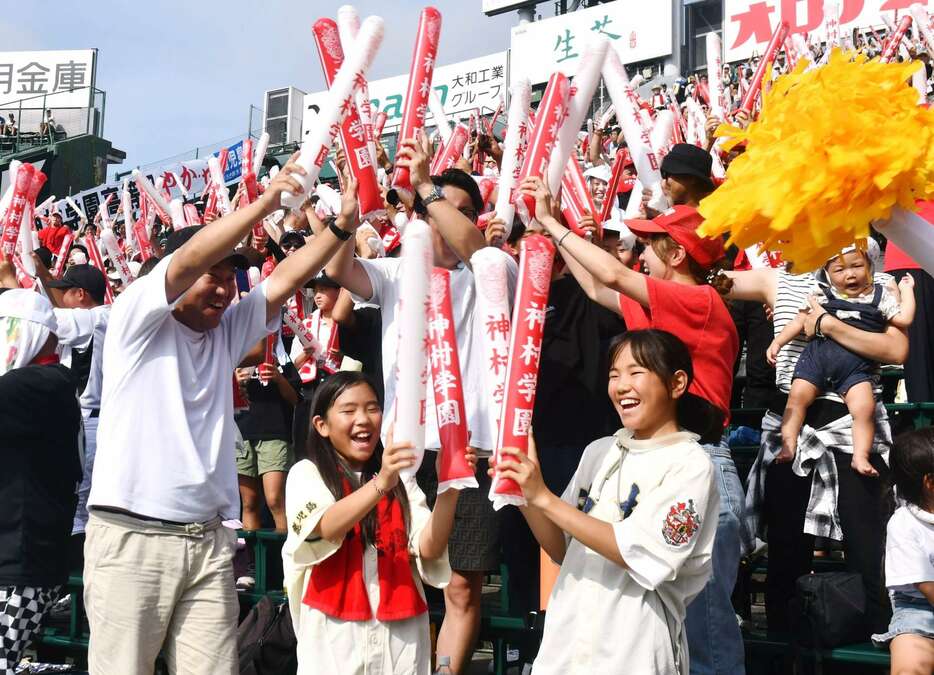 ４回表、神村学園の先制に沸く一塁側アルプススタンド＝２１日、兵庫県西宮市の甲子園球場