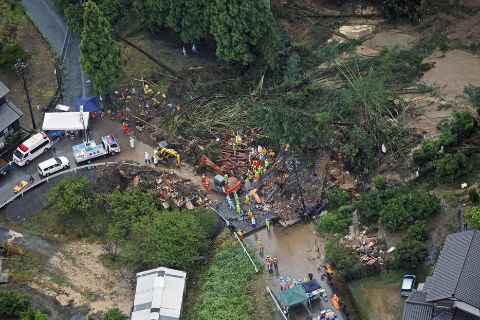 土砂崩れに住民が巻き込まれた愛知県蒲郡市竹谷町大久古の現場＝28日午前8時1分（共同通信社ヘリから）