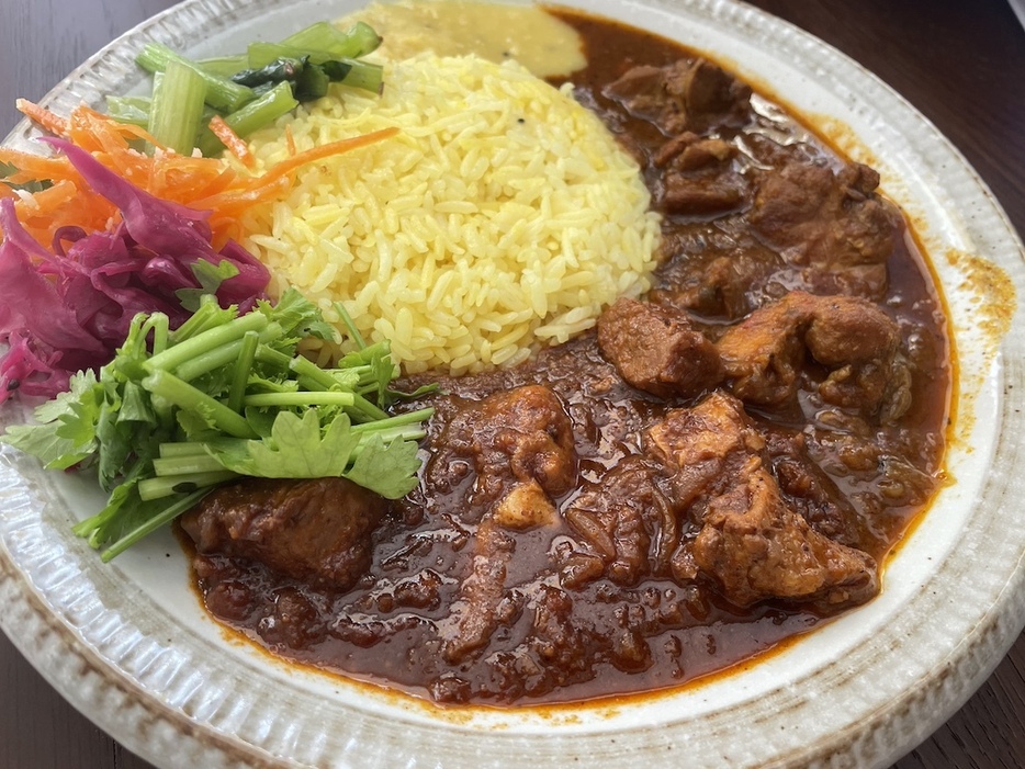 トロトロ豚バラのポークビンダルーとスパイスチキンカレーのあいがけ