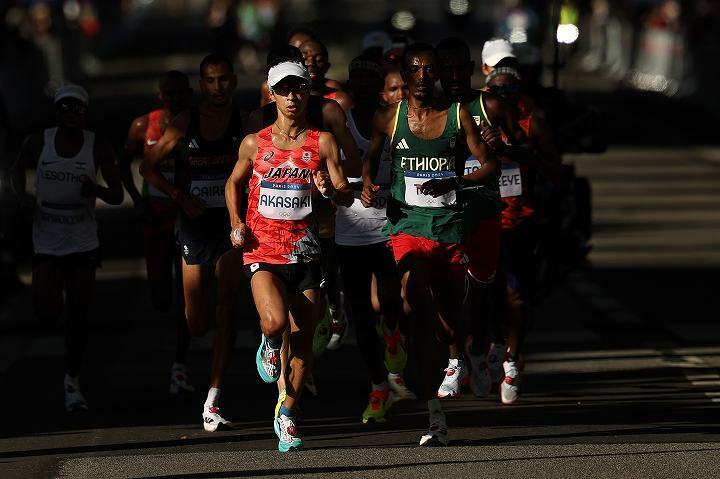 パリ五輪の男子マラソンが行なわれている。赤崎（写真）は30キロ過ぎで４位につけている。(C) Getty Images