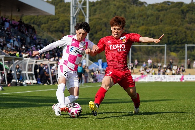 福島で逞しさを増す松長根。右SBとして成長する。（C）J.LEAGUE