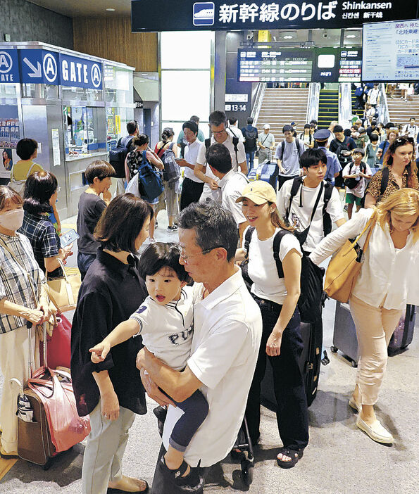 家族と再会して笑顔を見せる帰省客＝金沢駅