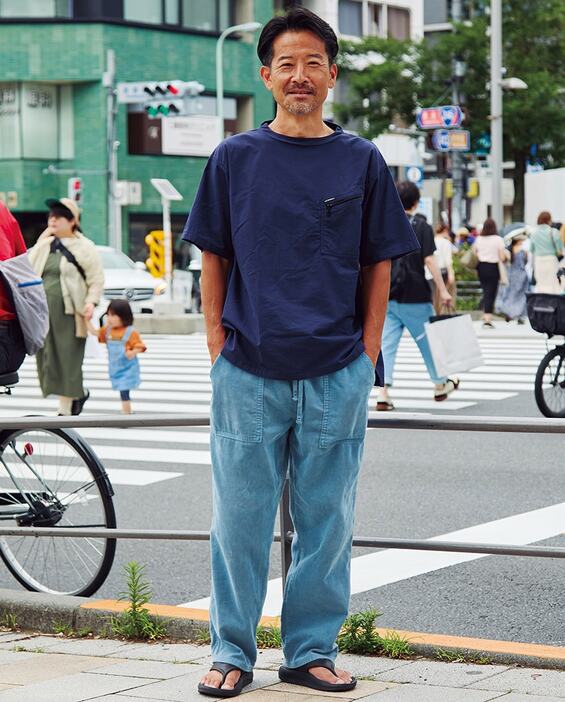 Tシャツ、パンツ＝ともにハリウッドランチマーケット　サンダル＝ダイソー