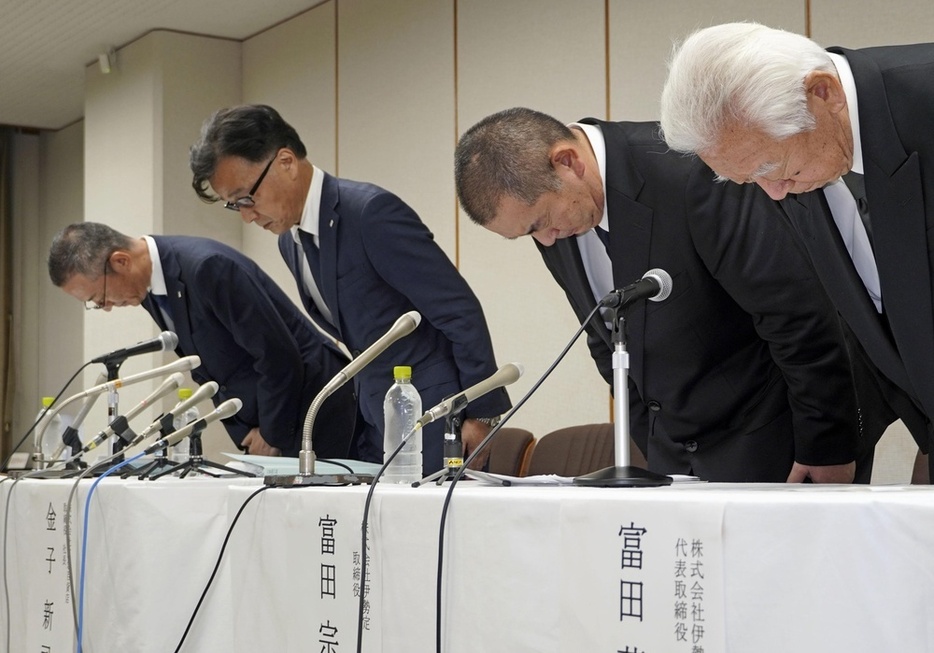 7月29日、食中毒を受け謝罪する京急百貨店の幹部ら＝横浜市