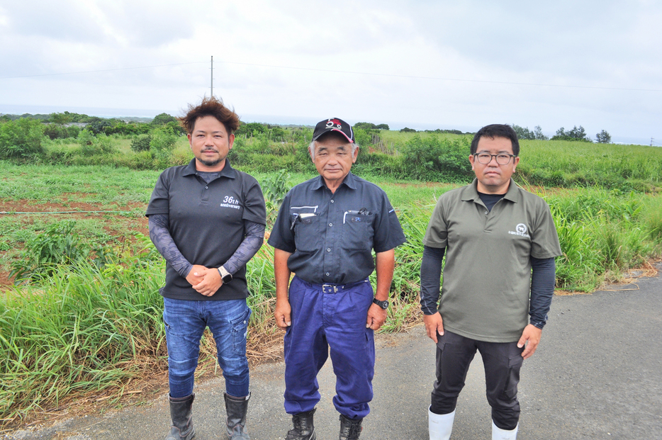 親子3人で営農する原田新一郎さん家族。（右から）長男・諭さん、新一郎さん、次男・治彦さん＝7月24日、鹿児島県与論町朝戸