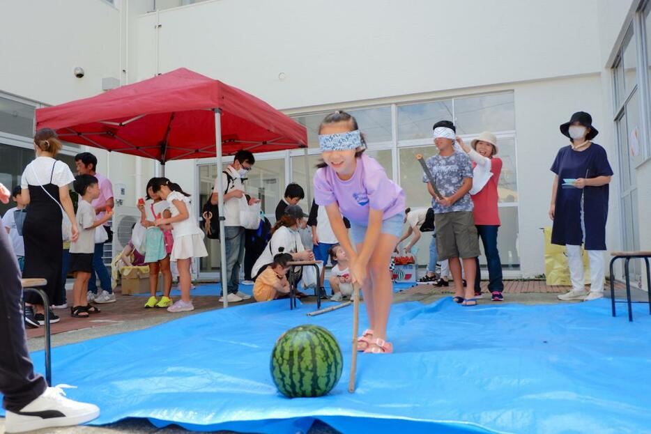 「夏祭り」でスイカ割りを楽しむ参加者