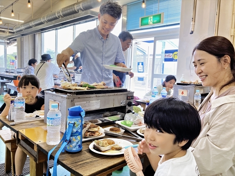 「常磐もの」のバーべキューを味わう参加者