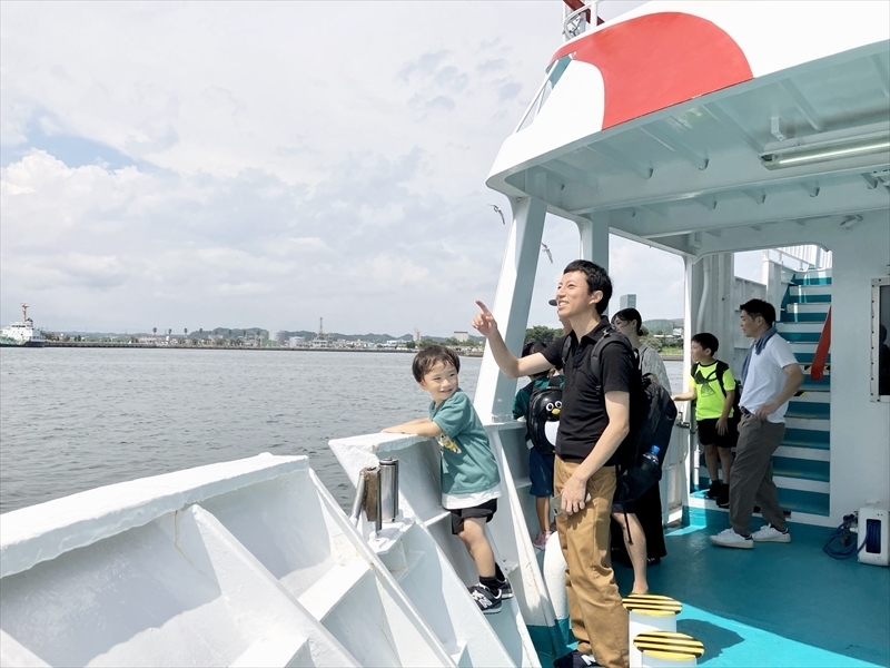 観光遊覧船から小名浜港の眺めを楽しむ参加者