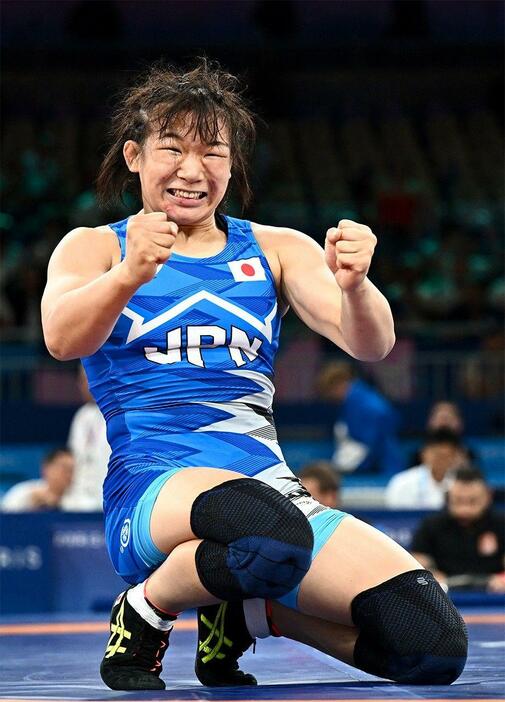 レスリング女子：62キロ級で金メダルを獲得した元木咲良。初めての五輪出場での快挙だった＝2024年8月10日、フランス・パリ（ロイター）