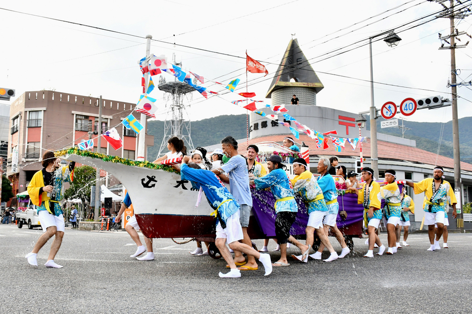 本部前交差点で神輿を披露する参加者＝10日、鹿児島県瀬戸内町