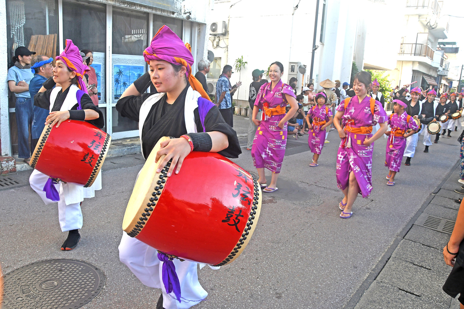 13団体が参加したヨロンサンゴ祭パレード＝10日、鹿児島県与論町