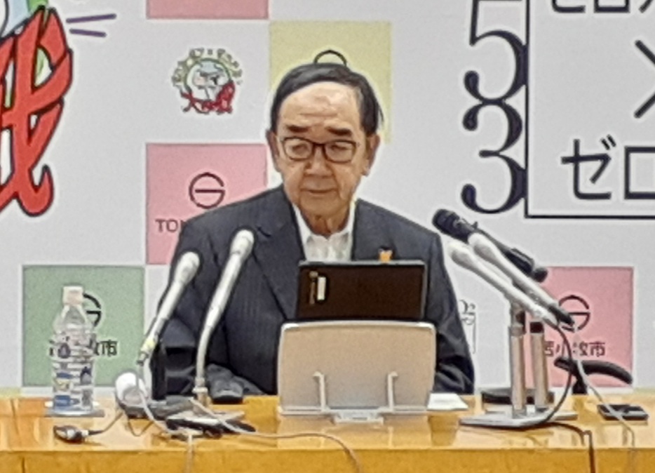 定例会見に臨む岩倉博文・苫小牧市長