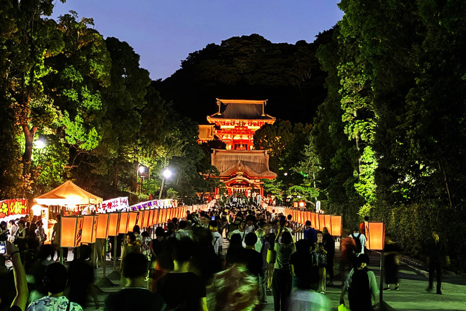 参拝客で賑わう鶴岡八幡宮の本宮へ向かう階段