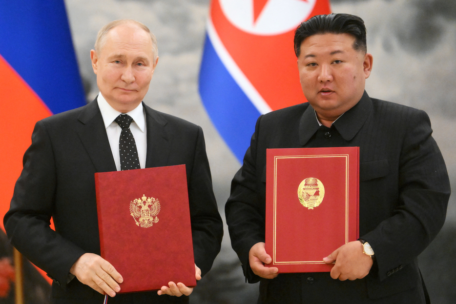 会談し、親密さを世界へアピールするロシアのプーチン大統領（左）と北朝鮮の金正恩委員長（ロイター/アフロ）