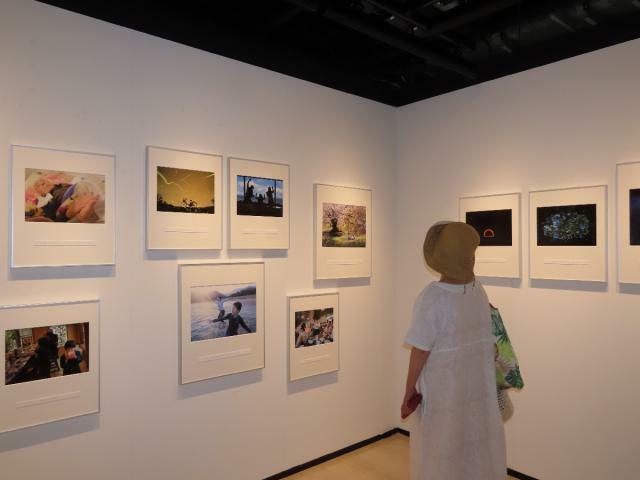 「魔女の旅物語」の設定となっている吉村俊祐さんの個展＝６日午前、東京都新宿区のニコンプラザＴＨＥ　ＧＡＬＬＥＲＹ東京