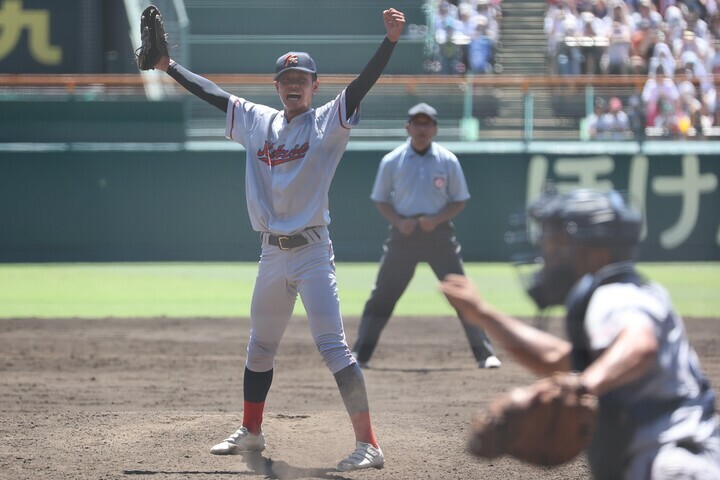 優勝投手となった京都国際の２年生左腕・西村。堂々とした投球が印象的だった。写真：産経新聞社