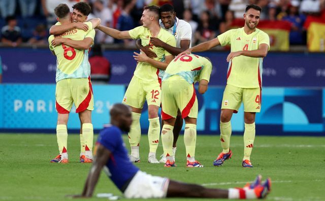 サッカー男子でフランスを破り金メダルを獲得したスペイン(写真:ロイター/アフロ)